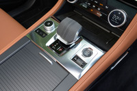 指で包み込むように操作するシフトセレクターには高品質なスエードが巻かれる。その左のダイヤルがドライブモードセレクターで、モードは「ノーマル」「エコ」「ダイナミック」に「AdSR(アダプティブサーフェスレスポンス)」を加えた全4種類。