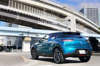 今回のテスト車は「DS 3クロスバック」の最上級グレード「グランシック」。車体色はボディーが「ブルーミレニアム」、ルーフが「ノワールオニキス」のツートン(5万9400円のオプション)。