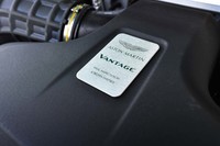 エンジンカバーに添えられるメタルプレート。最終的な品質検査を行ったスタッフの名前が確認できる。