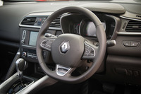 ナパレザーが用いられた本革巻きのステアリングホイール。スポークにはクルーズコントロールやハンズフリー通話機能、メーターパネルの表示設定などのボタンが配されている。