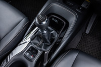 6段MTのシフトレバー。後退用のギアポジションは左上に独立しており、同ポジションに入れる場合はシフトノブ下のプルリングを引き上げながら操作する。