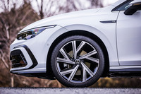 今回の試乗車両は、「Rライン」に6万6000円の有償オプションとして用意される「5ダブルスポーク」の18インチアルミホイールを装備。タイヤは225/40R18サイズの「ブリヂストン・トランザT005」を組み合わせていた。