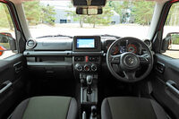 水平基調でデザインされた「ジムニー ノマド」の車内。写真はデビュー初期のものだが、2026年1月の仕様変更を経て運転支援システムの機能が強化されている。