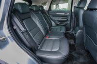 リアシートには2段階式のリクライニング機構が備わる。