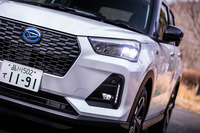 ダイハツのシリーズハイブリッド「e-SMART HYBRID」搭載車では、ブルーを基調としたフロントエンブレムが採用されている。