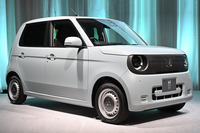 エントリーグレードの「N-ONE e: G」。
ほった「うーん、すばらしい! ホンダの軽のエントリーモデルは、スチールホイールとハーフホイールキャップのデザインが非常に秀逸で……」
清水「こういうこと言うカーマニアっているよね」