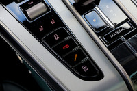 ドライビングモードのセレクトに加え、エキゾーストサウンドとダンパーの制御は、センターコンソールのボタンで個別に切り替えが可能だ。