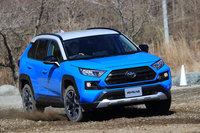 ダート路を走行する「アドベンチャー」。新型「RAV4」の4WD車には、状況に応じてパワープラントや4WD機構、ブレーキ、ステアリング機構などを統合制御し、操縦安定性や悪路走破性、快適性などを高める「AIM」が装備される。(写真=荒川正幸)