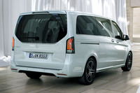 「V220dロング」のリアビュー。