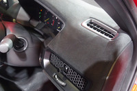 ダッシュボードやフロントドアライニングがウルトラスエード張りとなり、シートやステアリングホイール、シフトブーツ、センターコンソールボックス、ドアアームレストに専用色のステッチが施されている。