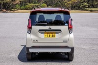 フロント同様にシルバーアクセントが備わるリアバンパーは「eKクロス」の専用デザイン。SUVをイメージさせる意匠だと三菱は説明している。