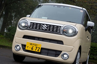 フロントまわりの意匠はグレードによってやや異なり、「G」ではシルバー塗装の横桟グリルにハロゲンランプの組み合わせ、その他のグレードではドット柄のメッキグリルにLEDランプの組み合わせとなる。