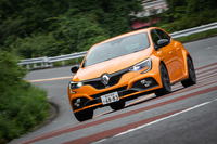 「スポーツ」モードと「レース」モードでは、停車状態から最大の加速力で発進するローンチコントロールの利用が可能。0-100km/h加速のタイムについては5.8秒と公称されている。