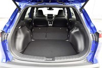 後席の背もたれを倒し、荷室を最大化した状態(奥行きは最大1885mm)。写真のように後席部分と荷室のフロアには大きな段差が生じるものの、その差を埋めてフラットなスペースがつくれる「ラゲージアクティブボックス」がオプション設定されている。