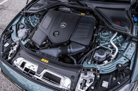 「E200」では、最高出力204PS、最大トルク320N・mの2リッター直列4気筒ターボエンジンに、同23PS、同205N・mのISG(Integrated Starter Generator)を組み合わせた48Vマイルドハイブリッドパワートレインを搭載。ISGはエンジンと9段ATとの間にレイアウトされる。