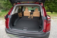 後席の背もたれをすべて前に倒したところ。室内高の高さと四角い開口部も相まって、広大な空間が広がる。