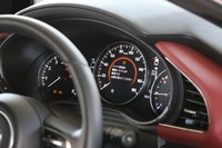 メーターパネルは3連式で、中央がマルチインフォメーションディスプレイになっている。こうした計器類のデザインは従来のものと変わらない。