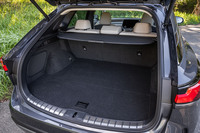 荷室は5人乗車時で612リッターの積載容量を確保。9.5インチのゴルフバッグであれば4つ収納可能となっている。「ハンズフリーパワーバックドア(停止位置メモリー機能・挟み込み防止機能付き)」が標準で装備される。