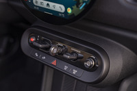 センタースクリーンの下に並んだスイッチ類。スタート/ストップはキーシリンダーのようにひねるタイプで、シフトセレクター、マイモードセレクターはトグル式だ。