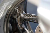 「Mパッケージ」にはカーボンホイールや「ライディングモードPro」、軽量バッテリー、専用シートなどが装備される。