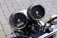 メーターは速度計とエンジン回転計の2眼タイプ。距離計や燃料計は液晶パネル表示となっている。