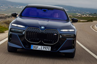 イルミネーション入りでギラギラ光る「7シリーズ」のキドニーグリル。カーマニアからは大ひんしゅく、ファンの間では拍手喝采だった巨大キドニーの、明日はどっちだ?