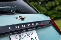 これまで、各モデルの中間グレードに用いられたグレード名の「クーパー」が車名に昇格。最新世代のMINIでは、「MINIクーパー」がモデル名となる。
