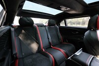 チルト&スライド機構付きのサンルーフは48万3830円のオプション。これにはブラインドや天井のバニティーミラーも含まれる。