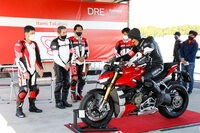 ブリーフィングが終わり、いよいよグループに分かれてのレッスンがスタート。グループごとの人数は最大で5人という少人数制だ。