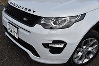 試乗車は、オプションの「アダプティブキセノンヘッドライト」を装着。ライトの照射範囲を自動調節して対向車や先行車の眩惑(げんわく)を防ぐ「オートハイビームアシスト」が標準で備わる。