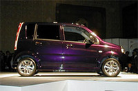 真横からだと、前後オーバーハングの短さがよくわかる。