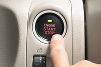 プッシュスターター(オプション)は、ステアリング右側のダッシュボードに配される。