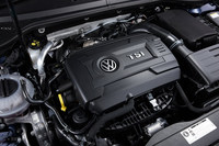 エンジンは「ゴルフGTI」ゆずりの2リッター直4ガソリンターボで、6段デュアルクラッチ式ATと組み合わされる。最高出力は220ps、最大トルクは35.7kgmを発生する。
