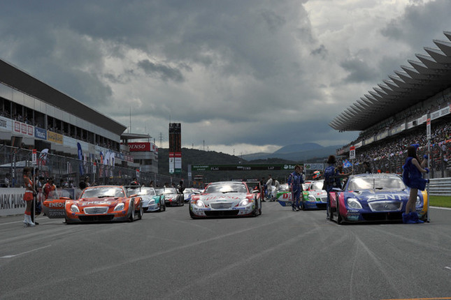 ポールポジションからスタートしたNo.39 DENSO SARD SC430(石浦宏明/井口卓人組)(写真中央)は、レースの大半をリードするも、最終ラップで他車と接触しスピン。8位でレースを終えた。