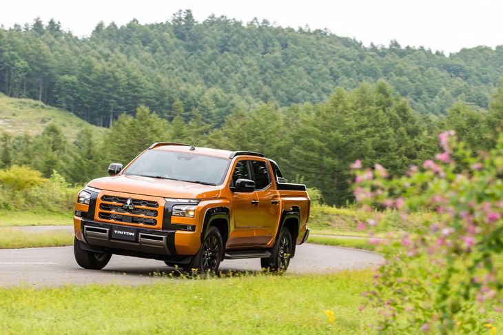 三菱トライトンGSR(走行シーン)