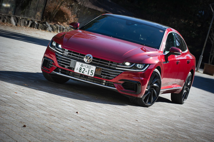 ラインナップ上の立ち位置や、プロダクトのキャラクターとしては「パサートCC/CC」の後継モデルにあたる「アルテオン」。低く伸びやかなルーフラインに加え、サッシュレスのドアもスペシャルティー感を強調する特徴となっている。