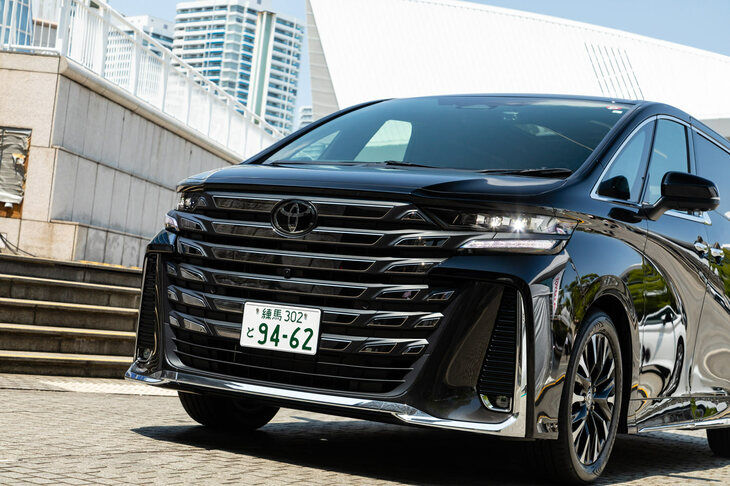 太い横桟のバーが特徴の「ヴェルファイア」のフロントマスク。グリルの意匠はグレードによって異なり、「エグゼクティブラウンジ」(写真)ではガンメタ塗装にスモークメッキのモールが組み合わされる。(写真:山本佳吾)