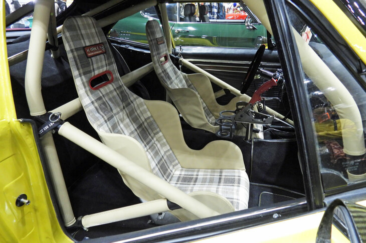 インテリアはこんな感じ。チェック柄のバケットシートに遊び心を感じる。