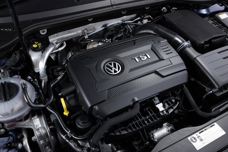 エンジンは「ゴルフGTI」ゆずりの2リッター直4ガソリンターボで、6段デュアルクラッチ式ATと組み合わされる。最高出力は220ps、最大トルクは35.7kgmを発生する。