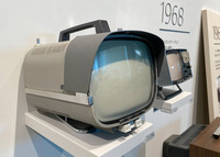 ソニーの8インチポータブルテレビ「TV8-301」(1960年)。SONYの文字は現在のものよりも字間が空いているのに注目。