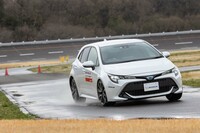 コーナリングの途中でステアリングを切り増したときの反応に、“4”から“5”への確かな進化が感じられた。