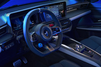 ステアリングホイールにはオーバーテイクボタンやドライブモードダイヤル、回生ブレーキ調整ダイヤルなどが備わり、レースカーのような雰囲気だ。