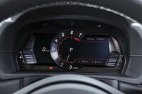 液晶式のメーターパネルはセンターに大型のタコメーターが固定表示される。エンジンのレッドゾーンは7000rpmから。