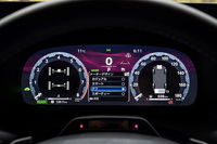 液晶メーターの表示レイアウトは「カジュアル」「スマート」「タフ」「スポーティー」の全4タイプ。これはタフにしたところで、二眼メーターのリングが歯車状になっている。