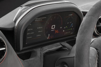 可動式(折りたたみ式)のメータークラスターを見る。これは通常時のフルディスプレイモード。