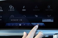 回生ブレーキの強さはタッチスクリーンやステアリングホイールのパドルで調整が可能。アクセルペダルのみで加減速のほとんどの操作を可能とする、ワンペダルドライブの機能も搭載されている。