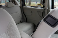 写真右の黒い部分が助手席のリクライニングレバー。運転席に座ったままでリアシートの子どもの世話ができるのだ。