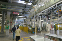 アルカンターラの生産の様子。まずは原材料のチップから糸を繰り出す。