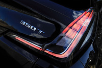 テールゲートを飾る「350T」のバッジ。このクルマが最大トルク350N・mを発生するターボエンジンを搭載することに由来する。