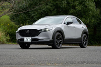 「マツダ3」をベースとしたクロスオーバーモデルとして、2019年に発表された「CX-30」。全高1540mmという、機械式立体駐車場にも収まる寸法がうれしいコンパクトSUVだ。